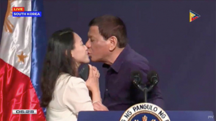 Presedintele din Filipine a sarutat o femeie pe gura la un eveniment: "Esti singura?" - VIDEO