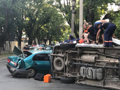 Grav accident pe o strada din capitala. O ambulanta s-a ciocnit violent cu un vehicul, dupa care s-a rasturnat - FOTO Grav accident pe o strada din capitala. O ambulanta s-a ciocnit violent cu un vehicul, dupa care s-a rasturnat - FOTO