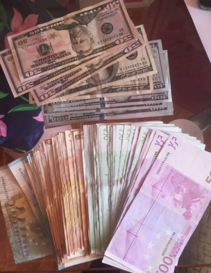 Peste 500 de euro pentru a sustine o teza la ASEM. 6 profesori din cadrul institutiei si alte 3 persoane implicate in schema, retinuti pentru luare de mita. Schema prin care actionau - GALERIE FOTO Peste 500 de euro pentru a sustine o teza la ASEM. 6 profesori din cadrul institutiei si alte 3 persoane implicate in schema, retinuti pentru luare de mita. Schema prin care actionau - GALERIE FOTO