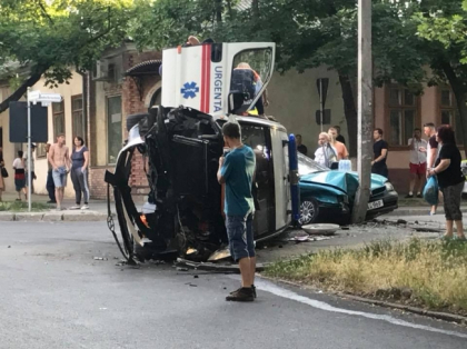 Detalii noi in cazul accidentului, unde o ambulanta s-a ciocnit cu un autoturism si s-a rasturnat Detalii noi in cazul accidentului, unde o ambulanta s-a ciocnit cu un autoturism si s-a rasturnat