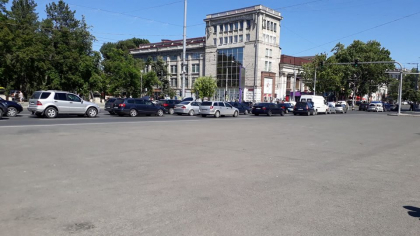 Bulevardul Stefan cel Mare, blocat de soferii suparati pe scumpirea carburantilor. In zona s-au format ambuteiaje. Chiril Gaburici, la discutie cu protestatarii - GALERIE FOTO