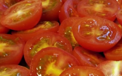 Din sfaturile care circula pe internet: Cum tai corect rosiile cherry si cum iti dai jos tricoul in doar o secunda. VIDEO