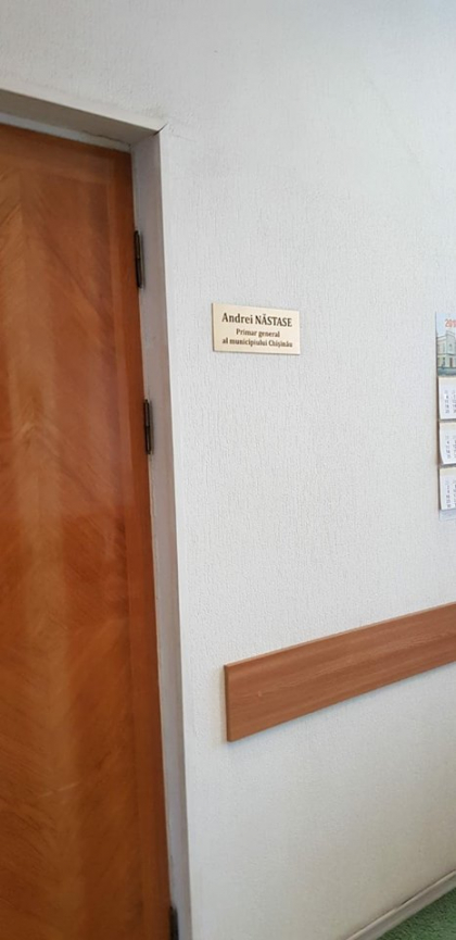Andrei Nastase inca nu a ajuns la primarie, dar are deja placuta cu numele sau pe peretele de langa usa biroului. Primarul ales: "Oamenii de acolo au pus-o" - FOTO Andrei Nastase inca nu a ajuns la primarie, dar are deja placuta cu numele sau pe peretele de langa usa biroului. Primarul ales: "Oamenii de acolo au pus-o" - FOTO