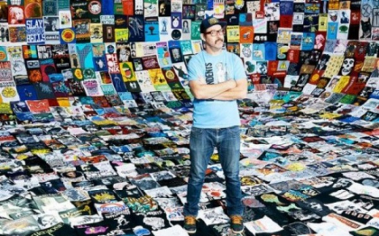 Un barbat din America a purtat un tricou diferit in fiecare zi, timp de 1.000 de zile. Care au fost motivele lui Un barbat din America a purtat un tricou diferit in fiecare zi, timp de 1.000 de zile. Care au fost motivele lui