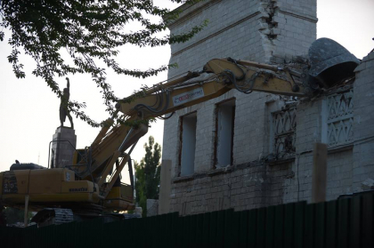 Demolare cu scantei. Lucrarile de demolare a cinematografului Gaudeamus au scos la protest oameni care locuiesc in apropiere: "Nu stricati". Primarul ales, prezent la fata locului. A venit si politia - GALERIE FOTO Demolare cu scantei. Lucrarile de demolare a cinematografului Gaudeamus au scos la protest oameni care locuiesc in apropiere: "Nu stricati". Primarul ales, prezent la fata locului. A venit si politia - GALERIE FOTO