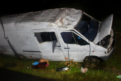 Un microbuz in care se aflau opt moldoveni, printre care trei copii de 3, 6 si 8 ani, s-a rasturnat pe o sosea din Cehia: doi dintre ei, transportati cu elicopterul la spital - FOTO si VIDEO