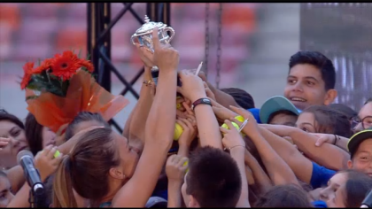 Simona Halep a adus in fata romanilor trofeul de la Roland Garros, pe Arena Nationala: " Trebuie sa visam" - VIDEO