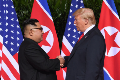 O strangere de mana istorica: Donald Trump si Kim Jong-un. Liderul SUA anunta semnarea unui document