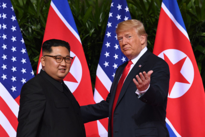 Gesturile facute de Donald Trump, dupa strangerea de mana cu liderul de la Phenian - GALERIE FOTO Gesturile facute de Donald Trump, dupa strangerea de mana cu liderul de la Phenian - GALERIE FOTO