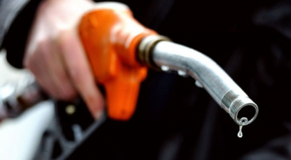 Benzina se scumpeste, insa e sub pragul stabilit de ANRE acum doua saptamani si ulterior anulat la sugestia lui Filip. Noile preturi plafon pentru urmatoarele doua saptamani Benzina se scumpeste, insa e sub pragul stabilit de ANRE acum doua saptamani si ulterior anulat la sugestia lui Filip. Noile preturi plafon pentru urmatoarele doua saptamani
