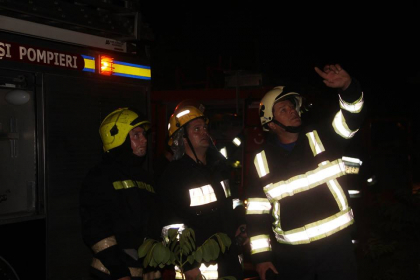IGSU are trei versiuni in cazul incendiului de pe strada Ion Creanga, unde acoperisul unui local s-a aprins, iar mai multe persoane au fost evacuate. De la ce ar fi pornit flacarile IGSU are trei versiuni in cazul incendiului de pe strada Ion Creanga, unde acoperisul unui local s-a aprins, iar mai multe persoane au fost evacuate. De la ce ar fi pornit flacarile