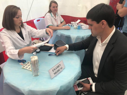 Ziua Mondiala a donatorului de sange. De dimineata, politicienii, printre care Tutu, Sirbu si Grozavu, au facut coada la cortul instalat in  Gradina Publica - FOTO