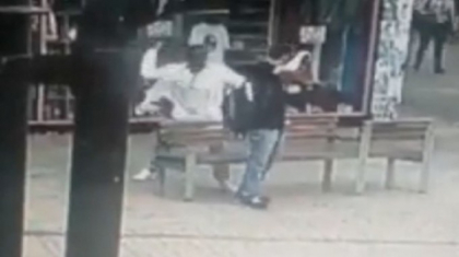 Momentul socant in care un tanar este atacat din senin cu o maceta, pe o strada din orasul Birmingham - VIDEO