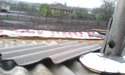 Ploaia cu grindina a facut prapad in mai multe localitati din tara. Zeci de gradini au fost distruse, iar un bloc de locuit din Donduseni a ramas fara acoperis - FOTO