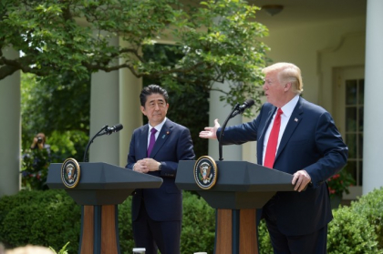 Trump l-a amenintat pe premierul Japoniei. "O sa zbori foarte curand"