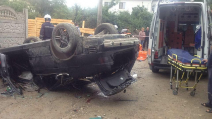 Grav accident la Dumbrava. Sase persoane, transportate in stare grava la spital, dupa ce BMW-ul in care se aflau a intrat violent intr-un gard si s-a rasturnat - GALERIE FOTO