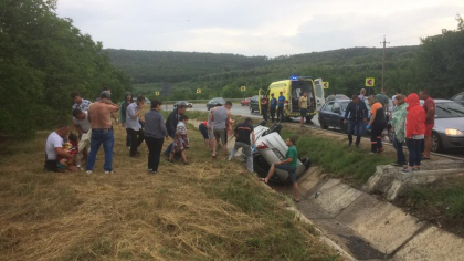 Grav accident la Peresecina. O masina a derapat si a ajuns cu rotile in sus intr-un sant - FOTO