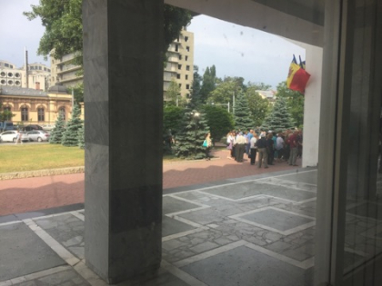 Membrii si simpatizantii PPDA protesteaza in fata Judecatoriei Chisinau, in timp ce magistratii examineaza contestatiile depuse de socialisti si urmeaza sa valideze mandatul primarului ales - FOTO Membrii si simpatizantii PPDA protesteaza in fata Judecatoriei Chisinau, in timp ce magistratii examineaza contestatiile depuse de socialisti si urmeaza sa valideze mandatul primarului ales - FOTO