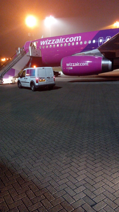 Zeci de moldoveni, blocati pe aeroportul Luton din Londra. Pasager: "Am facut un cerc pe pista si ne-au zis sa coboram. Am dormit in aeroport." Care ar fi motivul retinerii - GALERIE FOTO
