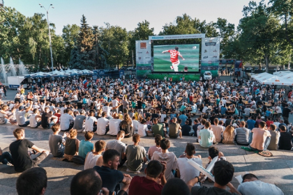 Orange aduce atmosfera Campionatului Mondial de Fotbal in Oraselul Sportiv din scuarul Operei Nationale