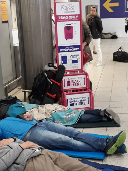 "Am dormit pe mese, pe scaune si pe podele". Zeci de moldoveni au dormit in aeroportul din Londra, dupa ce cursa cu care urmau sa ajunga la Chisinau a fost amanata - GALERIE FOTO "Am dormit pe mese, pe scaune si pe podele". Zeci de moldoveni au dormit in aeroportul din Londra, dupa ce cursa cu care urmau sa ajunga la Chisinau a fost amanata - GALERIE FOTO
