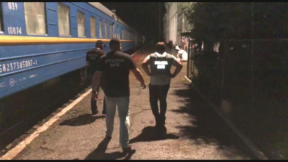 Ce ascundeau mai multi conductori in trenul de pe ruta Chisinau-Bucuresti. Schema pusa la cale de catre acestia: risca inchisoare de pana la 10 ani sau amenda de pana la jumatate de milion de lei - VIDEO