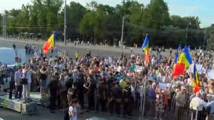 Sustinatorii si simpatizantii PPDA au protestat, dupa ce instanta de judecata a declarat nule alegerile locale de la Chisinau: "Noi nu cedam", "Vot furat", "Ne-am saturat" - GALERIE FOTO