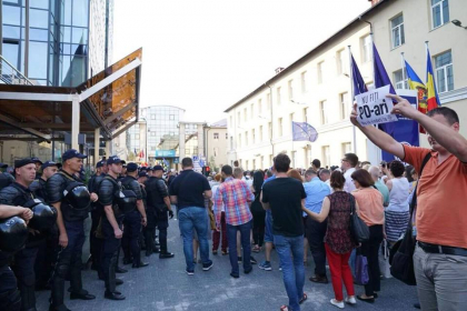 Pancarte originale la protestul din centrul capitalei. Manifestantii si-au scos markerele si au pus pe hartie mesajele nemultumirii - GALERIE FOTO Pancarte originale la protestul din centrul capitalei. Manifestantii si-au scos markerele si au pus pe hartie mesajele nemultumirii - GALERIE FOTO