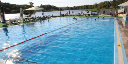 Un tanar de 20 de ani, impuscat mortal, dupa ce a intrat, impreuna cu doi amici, intr-un bazin din Hancesti, fara permisiunea proprietarului. In acel moment, stapanul bazei de odihna se afla acolo cu un politist. Ambii, retinuti