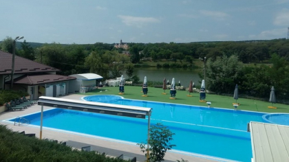 Imagini de la piscina unde tanarul de 20 de ani a fost impuscat mortal de un politist, dupa ce a intrat acolo fara permisiunea proprietarului - GALERIE FOTO
