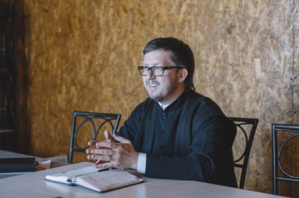 Mitropolia Moldovei i-a interzis preotului Maxim Melinti sa mai oficieze slujbe. Motivul - "promovarea si incurajarea minoritatilor sexuale", scrie in decretul semnat de Mitropolit. Reactia preotului \\ DOC Mitropolia Moldovei i-a interzis preotului Maxim Melinti sa mai oficieze slujbe. Motivul - "promovarea si incurajarea minoritatilor sexuale", scrie in decretul semnat de Mitropolit. Reactia preotului \\ DOC