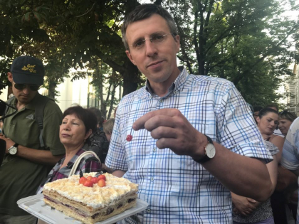 Fostul primar, Dorin Chirtoaca, a venit cu un tort la protestul din fata Primariei: "Judecatoarea Berdilo - cireasa de pe tortul lui Plahotniuc" - FOTO si VIDEO