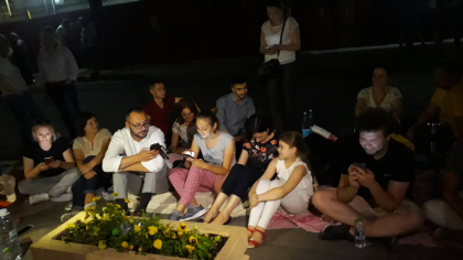 Oamenii au adus plapume si le-au asternut in fata Primariei: au decis sa protesteze pana dimineata -  GALERIE FOTO