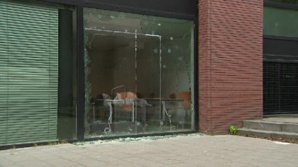 O cladire in care se afla redactii de ziare din Amsterdam a fost tinta unui proiectil antitanc