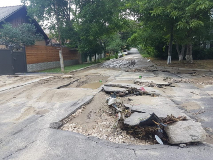 Dupa ploaia torentiala, soferii sunt nevoiti sa mearga pe drumurile din capitala ca prin labirint. Cratere acoperite cu apa si pamant surpat - GALERIE FOTO Dupa ploaia torentiala, soferii sunt nevoiti sa mearga pe drumurile din capitala ca prin labirint. Cratere acoperite cu apa si pamant surpat - GALERIE FOTO