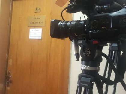 Procurorii urmeaza sa ceara mandat de arest pe numele politistului, retinut pentru ca a impuscat tanarul de 20 de ani de la Hancesti, dupa ce a acela a intrat, fara voie, cu doi prieteni intr-un bazin privat Procurorii urmeaza sa ceara mandat de arest pe numele politistului, retinut pentru ca a impuscat tanarul de 20 de ani de la Hancesti, dupa ce a acela a intrat, fara voie, cu doi prieteni intr-un bazin privat