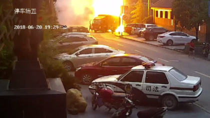 Momentul in care un TIR explodeaza in mers, pe un drum din China. Cum au reusit sa se salveze pasagerii Momentul in care un TIR explodeaza in mers, pe un drum din China. Cum au reusit sa se salveze pasagerii
