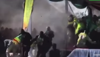 Momentul in care o bomba explodeaza langa presedintele Zimbabwe - VIDEO Momentul in care o bomba explodeaza langa presedintele Zimbabwe - VIDEO