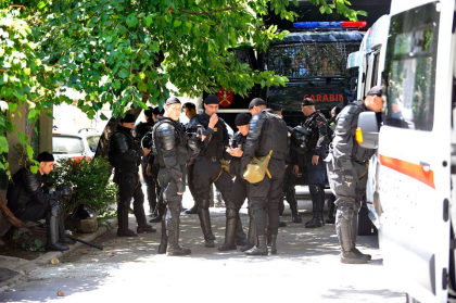 Au impanzit centrul capitalei. Zeci de politisti inarmati cu scuturi si bastone au fost adusi cu microbuze si autobuze pentru a asigura ordinea publica la protestul din fata Primariei - GALERIE FOTO