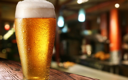 Efectele benefice ale consumului de bere. Un nou studiu arata ca este recomandat sa consumam pana la 3 litri pe zi