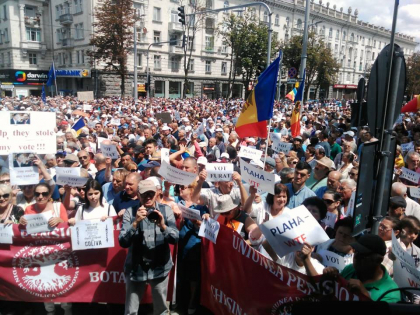 Mii de oameni s-au adunat in centrul capitalei. Acestia au cerut ca alegerile locale de la Chisinau sa fie declarate valide. Maia Sandu: "Noi suntem poporul". Nastase: "Validare" - FOTO
