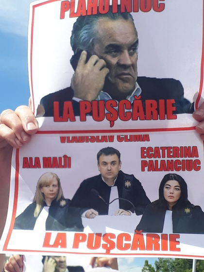 Manifestantii din PMAN si-au trecut pe pancarte mesajele de nemultumire: "Plahotniuc eu am vrut la fotbal, dar tu m-ai scos la protest, sunt cam suparat" - GALERIE FOTO Manifestantii din PMAN si-au trecut pe pancarte mesajele de nemultumire: "Plahotniuc eu am vrut la fotbal, dar tu m-ai scos la protest, sunt cam suparat" - GALERIE FOTO
