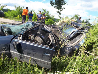 Grav accident la intrare in Rusestii Noi. Un tanar de 20 de ani si pasagerul sau de 13 ani, transportati in stare grava la spital, dupa ce s-au rasturnat cu masina. Automobilul s-a rupt practic in doua  - GALERIE FOTO