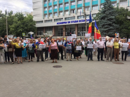 Politia sustine ca protestatarii adunati in fata CSJ au blocat circulatia transportului pe mai multe strazi Politia sustine ca protestatarii adunati in fata CSJ au blocat circulatia transportului pe mai multe strazi