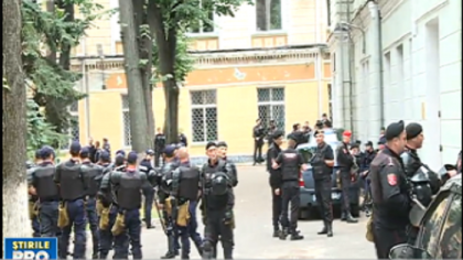 "Aceasta prezenta masiva a politiei este inca o dovada ca alegerile vor fi anulate si de CSJ." Ce spune Dorin Chirtoaca, despre politia care a impanzit curtea Primariei si a CSJ "Aceasta prezenta masiva a politiei este inca o dovada ca alegerile vor fi anulate si de CSJ." Ce spune Dorin Chirtoaca, despre politia care a impanzit curtea Primariei si a CSJ