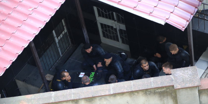 Joc de carti pe fundalul protestelor. Cum au fost surprinsi politistii la CSJ - VIDEO ZdG.MD Joc de carti pe fundalul protestelor. Cum au fost surprinsi politistii la CSJ - VIDEO ZdG.MD