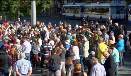 Sustinatorii si simpatizantii PPDA s-au adunat, de dimineata, in fata Primariei si au cerut ca alegerile locale de la Chisinau sa fie validate: "Noi suntem poporul". Nastase: "Noi putem bloca drumul" - FOTO Sustinatorii si simpatizantii PPDA s-au adunat, de dimineata, in fata Primariei si au cerut ca alegerile locale de la Chisinau sa fie validate: "Noi suntem poporul". Nastase: "Noi putem bloca drumul" - FOTO