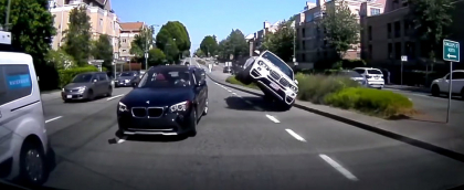 A vrut sa depaseasca, dar s-a urcat pe masina din fata. Momentul in care un X4 se ridica pe doua roti - VIDEO A vrut sa depaseasca, dar s-a urcat pe masina din fata. Momentul in care un X4 se ridica pe doua roti - VIDEO