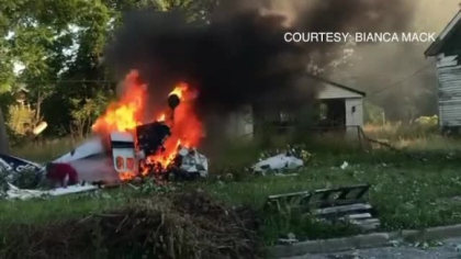 Doi morti dupa ce un avion s-a prabusit in Detroit. Pilotul, salvat de un martor Doi morti dupa ce un avion s-a prabusit in Detroit. Pilotul, salvat de un martor