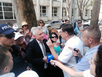 Protest in fata Ministerului Justitiei. Oamenii s-au adunat si cer revizuirea deciziei CSJ, de a declara nule alegerile locale de la Chisinau